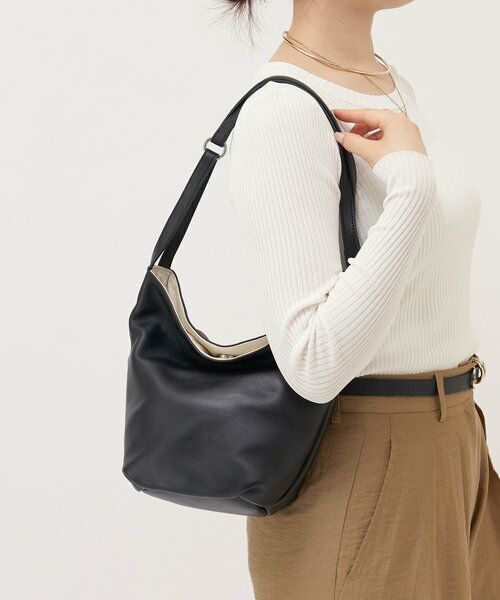 BEARDSLEY レザーショルダーバッグ ブラック BEARDSLEY ショルダーバッグ バッグ レザーボディバッグ