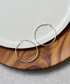 <span style="color:#f39c12;">■アイテム</span><br />顔まわりにさりげない輝きを添える、大ぶりサイズのフープピアス。<br />上品なツヤ感が魅力のシルバー925素材を使用し、肌なじみがよく、デイリーから特別な日まで幅広く活躍してくれるアイテム。<br />シンプルでミニマルなデザインながらも、大きめのサイズ感がほどよいアクセントに。<br />Tシャツなどのカジュアルスタイルはもちろん、きれいめなコーディネートとも好相性。<br />金属アレルギーが出にくいとされるシルバー925素材を使用しており、長く愛用できるのも嬉しいポイントです。<br /><br /><span style="color:#f39c12;">■素材</span><br />シルバー９２５<br /><br />※着用時は、必ず取扱い表示・タグをご確認の上、お取り扱い下さい。<br /><br /><br /><br /><span style="font-size:8px;"><span style="color:#3498db;"><strong>《予約商品について》</strong></span><br />・サンプルの為、素材情報については企画段階の情報を記載しております。公的機関での試験データ結果を受け、量産にあたり混率の変更が発生する場合がございますので、ご了承くださいませ。<br />・サンプルでの撮影、計測をしております。商品の仕様が一部変更になる場合がございます。<br />・撮影サンプル品はブランドタグがついておりません。製品にはタグがつきますので、製品の表に縫い糸が見える場合がございます。<br />・工場の生産の都合上、納期が変更になる場合がございます。検品や輸送の関係で、発送日が前後しますのでご了承ください。また、入荷状況により、お客様への発送が店頭販売より遅れる場合もございます。<br />・店頭に陳列していた商品も含まれる場合がございます。<br /><span style="color:#3498db;"><strong>《商品画像について》</strong></span><br />ご覧頂いている商品の写真につきましては、できるだけ実物の色に近くなるように努めておりますが お使いの環境（モニター、ブラウザ等）の違いにより、色の見え方が実物と若干異なる場合がございます。 予めご了承ください。<br /><span style="color:#3498db;"><strong>《ハートをタップして商品のお気に入り登録》</strong></span><br />登録カラーの商品の「残りわずか」「再入荷」「値下げ」通知を受け取ることができます。<br />各ショップアプリにてブランドフォロー 新商品などの入荷情報、最新のニュースやお得な情報を受け取ることができます。</span><BR>
