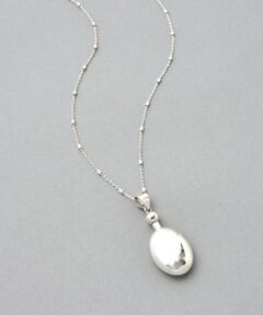 <span style="color:#f39c12;">■アイテム</span><br />オーバル型の小さな香水瓶がペンダントトップになったネックレス。<br />蓋の部分は取り外しができ、小さいけれど中に香水をいれることも可能。<br />きらきらとしたシルバービーズが等間隔にあしらわれたチェーンがポイントです。<br />シンプルながらも遊び心のあるディテールで、普段のコーディネートにさりげないアクセントを添えてくれます。<br /><br /><span style="color:#f39c12;">■素材</span><br />シルバー９２５<br /><br />※着用時は、必ず取扱い表示・タグをご確認の上、お取り扱い下さい。<br /><br /><br /><br /><span style="font-size:8px;"><span style="color:#3498db;"><strong>《予約商品について》</strong></span><br />・サンプルの為、素材情報については企画段階の情報を記載しております。公的機関での試験データ結果を受け、量産にあたり混率の変更が発生する場合がございますので、ご了承くださいませ。<br />・サンプルでの撮影、計測をしております。商品の仕様が一部変更になる場合がございます。<br />・撮影サンプル品はブランドタグがついておりません。製品にはタグがつきますので、製品の表に縫い糸が見える場合がございます。<br />・工場の生産の都合上、納期が変更になる場合がございます。検品や輸送の関係で、発送日が前後しますのでご了承ください。また、入荷状況により、お客様への発送が店頭販売より遅れる場合もございます。<br />・店頭に陳列していた商品も含まれる場合がございます。<br /><span style="color:#3498db;"><strong>《商品画像について》</strong></span><br />ご覧頂いている商品の写真につきましては、できるだけ実物の色に近くなるように努めておりますが お使いの環境（モニター、ブラウザ等）の違いにより、色の見え方が実物と若干異なる場合がございます。 予めご了承ください。<br /><span style="color:#3498db;"><strong>《ハートをタップして商品のお気に入り登録》</strong></span><br />登録カラーの商品の「残りわずか」「再入荷」「値下げ」通知を受け取ることができます。<br />各ショップアプリにてブランドフォロー 新商品などの入荷情報、最新のニュースやお得な情報を受け取ることができます。</span><BR>