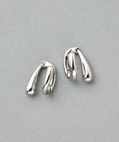 <span style="color:#f39c12;">■アイテム</span><br />有機的なラインが耳元にモダンな印象を添える、上品かつ個性的なシルバーピアス。<br />滑らかな曲線と立体的なフォルムがシンプルな装いにアクセントを加え、カジュアルからフォーマルまで幅広いシーンで活躍します。<br />ベーシックながらもさりげなく個性を添えたい方におすすめのデザインです。<br /><br /><span style="color:#f39c12;">■素材</span><br />真鍮、シルバーメッキ<br /><br />※着用時は、必ず取扱い表示・タグをご確認の上、お取り扱い下さい。<br /><br /><br /><br /><span style="font-size:8px;"><strong><span style="color:#3498db;">《商品画像について》</span></strong><br />ご覧頂いている商品の写真につきましては、できるだけ実物の色に近くなるように努めておりますが お使いの環境（モニター、ブラウザ等）の違いにより、色の見え方が実物と若干異なる場合がございます。 予めご了承ください。</span><br /><span style="font-size:8px;"><span style="color:#3498db;"><strong>《予約商品について》</strong></span><br />・サンプルの為、素材情報については企画段階の情報を記載しております。公的機関での試験データ結果を受け、量産にあたり混率の変更が発生する場合がございますので、ご了承くださいませ。<br />・サンプルでの撮影、計測をしております。商品の仕様が一部変更になる場合がございます。<br />・撮影サンプル品はブランドタグがついておりません。製品にはタグがつきますので、製品の表に縫い糸が見える場合がございます。<br />・工場の生産の都合上、納期が変更になる場合がございます。検品や輸送の関係で、発送日が前後しますのでご了承ください。また、入荷状況により、お客様への発送が店頭販売より遅れる場合もございます。<br />・店頭に陳列していた商品も含まれる場合がございます。<br /><span style="color:#3498db;"><strong>《ハートをタップして商品のお気に入り登録》</strong></span><br />登録カラーの商品の「残りわずか」「再入荷」「値下げ」通知を受け取ることができます。<br />各ショップアプリにてブランドフォロー 新商品などの入荷情報、最新のニュースやお得な情報を受け取ることができます。</span><BR>
