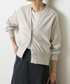 ■アイテム<br />大き目のパールボタンが目を惹く、フェミニンなカーディガン。<br />羽織りとしてはもちろん、ボタンを閉じてプルオーバーとしてもサマになるのが◎。<br />コットン・ポリエステル素材で、ウールが苦手な方にもおすすめ。<br />シーンやスタイルに合わせてロングシーズン楽しんでいただけるアイテム。<br /><br /><br />カットソー素材もご用意しております。<br /><br /><br />▲パール釦ダンボールカーディガン<br /><br /><br />■素材・洗濯表示<br />素材：綿55％ ポリエステル45％<br />洗濯表示：手洗い可<br /><br />※着用時・洗濯時は、必ず取扱い表示・タグをご確認の上、お取り扱い下さい。<br /><br />----------------------------------<br />伸縮性：あり<br />光沢：なし<br />厚み：やや薄い<br />透け感：なし<br />裏地：なし<br />ポケット：なし<br />ファスナー：なし（ボタン仕様）<br />----------------------------------<br /><br /><br /><br />▲ブログでご紹介<br /><br /><br /><br /><br />▲ブログでご紹介<br /><br /><br /><br /><br />《お取り扱い上のご注意》<br />・クリーニングネットを使用して他のものと分けてください。<br />・タンブル乾燥不可<br />・アイロンは当て布をしてかけてください。<br />・引っかけ引っかかりにご注意ください。<br />・縫い目などに過度な力が加わることで滑脱する場合があります。クリーニング・ご着用時は充分ご注意ください。<br />《予約商品について》<br />・サンプルの為、素材情報、洗濯表示については企画段階の情報を記載しております。公的機関での試験データ結果を受け、量産にあたり混率や洗濯方法の変更が発生する場合がございますので、ご了承くださいませ。<br />・サンプルでの撮影、計測をしております。商品の仕様が一部変更になる場合がございます。<br />・撮影サンプル品はブランドタグがついておりません。製品にはタグがつきますので、製品の表に縫い糸が見える場合がございます。<br />・工場の生産の都合上、納期が変更になる場合がございます。検品や輸送の関係で、発送日が前後しますのでご了承ください。また、入荷状況により、お客様への発送が店頭販売より遅れる場合もございます。<br />・店頭に陳列していた商品も含まれる場合がございます。<br />《商品画像について》<br />ご覧頂いている商品の写真につきましては、できるだけ実物の色に近くなるように努めておりますが お使いの環境（モニター、ブラウザ等）の違いにより、色の見え方が実物と若干異なる場合がございます。 予めご了承ください。<br />《ハートをタップして商品のお気に入り登録》<br />【ハートをタップ】登録カラーの商品の「残りわずか」「再入荷」「値下げ」通知を受け取ることができます。<br />【各ショップアプリにてブランドフォロー】 新商品などの入荷情報、最新のニュースやお得な情報を受け取ることができます。<BR>
