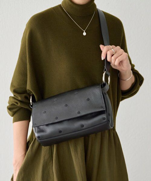 新品　タグ付き　BEARDSLEY トープ レザーボディバッグ ビアズリー BEARDSLEY レザーボディバッグ （taupe