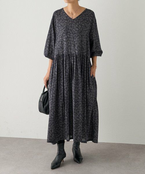 超美品　BEARDSLEY/ビアズリー　フレアバイカラー　ロングワンピース リーフプリントギャザーワンピース （ロング・マキシ丈