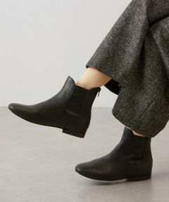 ■アイテム<br />しなやかなラムレザーを使用した、上品なサイドゴアブーツ。<br />薄く柔らかなレザーが足にやさしくなじみ、動きに合わせて伸縮するストレッチレザーをサイドに配置しているため、長時間の着用も快適です。<br />くるぶしが隠れるショート丈は、パンツにもスカートにも合わせやすく、シーズンを問わず活躍。かかと部分にはファスナーを備えており、着脱もスムーズです。<br />ローヒールで安定感があり、歩きやすさも魅力。<br />日常使いからお出かけまで、幅広いシーンで頼れる一足です。<br /><br />■素材・洗濯表示<br />素材<br />アッパー：羊革<br />ソール：合成底<br /><br />仕様<br />ファスナー：あり<br />伸縮性：サイドの切り替え部分あり（ストレッチレザー）<br />ヒール：約1.4cm<br />※こちらの商品は、標準的なサイズより若干大きめの着用感になっております。ぴったりとした履き心地をお好みの方は、小さめサイズもご検討ください。<br /><br /><br /><br />▲ブログでご紹介<br /><br /><br /><br /><br />《お取り扱い上のご注意》<br />・天然皮革ならではの、シボや厚みの違いや、キズ・汚れ・色ムラ・色はげなどがあり、革独特のニオイもございますが、革本来の風合いを活かしている製品の為良品です。ご了承下さい。<br />・天然皮革を使用しております。皮革の表面はキズがつきやすいので、丁寧にお取り扱い下さい。また濃色品は色落ちすることがありますので、ご使用の際は充分にご注意ください。<br />・お手入れの際は、革の色落ちや硬化の原因となりますので、ベンジン類のご使用は避け、革製品専用のお手入れ用品をご使用下さい。<br />・濡れた時は乾いた布で拭き取り、直接日光を避けて風通しの良い場所で乾燥させてください。<br />・温度及び湿度の低い風通しのよい場所に保管して下しさい。<br />《予約商品について》<br />・サンプルの為、素材情報については企画段階の情報を記載しております。公的機関での試験データ結果を受け、量産にあたり混率の変更が発生する場合がございますので、ご了承くださいませ。<br />・サンプルでの撮影、計測をしております。商品の仕様が一部変更になる場合がございます。<br />・撮影サンプル品はブランドタグがついておりません。製品にはタグがつきますので、製品の表に縫い糸が見える場合がございます。<br />・工場の生産の都合上、納期が変更になる場合がございます。検品や輸送の関係で、発送日が前後しますのでご了承ください。また、入荷状況により、お客様への発送が店頭販売より遅れる場合もございます。<br />・店頭に陳列していた商品も含まれる場合がございます。<br />《商品画像について》<br />ご覧頂いている商品の写真につきましては、できるだけ実物の色に近くなるように努めておりますが お使いの環境（モニター、ブラウザ等）の違いにより、色の見え方が実物と若干異なる場合がございます。 予めご了承ください。<br />《ハートをタップして商品のお気に入り登録》<br />【ハートをタップ】登録カラーの商品の「残りわずか」「再入荷」「値下げ」通知を受け取ることができます。<br />【各ショップアプリにてブランドフォロー】 新商品などの入荷情報、最新のニュースやお得な情報を受け取ることができます。<BR>