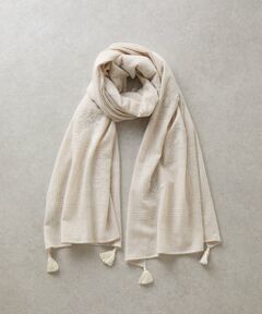 ■アイテム<br />お花やペイズリー模様を刺繍したストール。<br />スクエア型の刺繍をランダムに配置し、巻き方によって柄の出方が異なります。<br />サイドに施したタッセルがデザインポイント。<br />ナイロン混のライトウールで薄手ですが暖かくお召いただけます。<br /><br />※撮影画像はサンプルです。刺繍の柄や配置には個体差がございます。<br /><br />《CITRUS / シトラス 》<br />2005年にMadhu KillaとVinay Killaによって誕生した、インドのスカーフブランド。<br />高品質なファブリックを使ったスカーフ、ショール、ブローチ、ファッションジュエリー、コサージュといったアイテムを展開。<br />インドの伝統的なテクニックを使った、職人のハンドクラフトです。<br /><br />≫《CITRUS》アイテム一覧<br /><br /><br />■素材<br />素材：ウール70％ ナイロン30％<br />洗濯表示：ドライクリーニング<br /><br />※着用時・洗濯時は、必ず取扱い表示・タグをご確認の上、お取り扱い下さい。<br /><br />----------------------------------<br />伸縮性：なし<br />光沢：なし<br />厚み：薄い<br />透け感：あり<br />裏地：なし<br />----------------------------------<br /><br />▼ブログでご紹介<br /><br /><br /><br /><br /><br />《商品について》<br />※インポート商品の為、国内製品と比べますと、刺繍の緩み、ほつれ、糸の始末、タグなし、しわ、ビーズやボタンのしつけなど、多少つくりが甘い部分がございます。ご了承ください。<br />※こちらの商品は店頭陳列商品も含まれる為、ブランドロゴ用紙破れ、商品タグなどが無い状態、陳列によるしわ等が生じる場合がございますが商品に影響はございません。また国内製品と比べますと、若干のシミ、汚れ、ほつれ、糸の始末など、多少つくりが甘い部分がございます。ご了承ください。<br />・サンプルの為、素材情報については企画段階の情報を記載しております。公的機関での試験データ結果を受け、量産にあたり混率の変更が発生する場合がございますので、ご了承くださいませ。<br />・サンプルでの撮影、計測をしております。商品の仕様が一部変更になる場合がございます。<br />・撮影サンプル品はブランドタグがついておりません。製品にはタグがつきますので、製品の表に縫い糸が見える場合がございます。<br />・工場の生産の都合上、納期が変更になる場合がございます。検品や輸送の関係で、発送日が前後しますのでご了承ください。また、入荷状況により、お客様への発送が店頭販売より遅れる場合もございます。<br />・店頭に陳列していた商品も含まれる場合がございます。<br />《商品画像について》<br />ご覧頂いている商品の写真につきましては、できるだけ実物の色に近くなるように努めておりますが お使いの環境（モニター、ブラウザ等）の違いにより、色の見え方が実物と若干異なる場合がございます。 予めご了承ください。<br />《ハートをタップして商品のお気に入り登録》<br />登録カラーの商品の「残りわずか」「再入荷」「値下げ」通知を受け取ることができます。<br />各ショップアプリにてブランドフォロー 新商品などの入荷情報、最新のニュースやお得な情報を受け取ることができます。<BR>