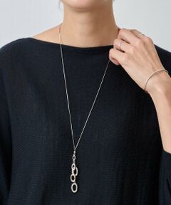 <span style="color:#f39c12;">■アイテム</span><br />大小のオーバルモチーフを左右に連ねた、存在感のあるラリエットネックレス。<br />動くたびに揺れる立体的なフォルムが、顔まわりを華やかに演出します。<br />チェーン部分は繊細なきらめきを放つツイストチェーンを使用。<br />スライドパーツで長さを自在に調整できるため、シンプルなニットからドレスアップスタイルまで幅広くお使いいただけます。<br /><br /><span style="color:#f39c12;">■素材</span><br />チェーン・金属パーツ：合金<br /><br />※着用時は、必ず取扱い表示・タグをご確認の上、お取り扱い下さい。<br /><br /><br /><br /><br /><span style="font-size:8px;"><span style="color:#3498db;"><strong>《予約商品について》</strong></span><br />・サンプルの為、素材情報については企画段階の情報を記載しております。公的機関での試験データ結果を受け、量産にあたり混率の変更が発生する場合がございますので、ご了承くださいませ。<br />・サンプルでの撮影、計測をしております。商品の仕様が一部変更になる場合がございます。<br />・撮影サンプル品はブランドタグがついておりません。製品にはタグがつきますので、製品の表に縫い糸が見える場合がございます。<br />・工場の生産の都合上、納期が変更になる場合がございます。検品や輸送の関係で、発送日が前後しますのでご了承ください。また、入荷状況により、お客様への発送が店頭販売より遅れる場合もございます。<br />・店頭に陳列していた商品も含まれる場合がございます。<br /><span style="color:#3498db;"><strong>《商品画像について》</strong></span><br />ご覧頂いている商品の写真につきましては、できるだけ実物の色に近くなるように努めておりますが お使いの環境（モニター、ブラウザ等）の違いにより、色の見え方が実物と若干異なる場合がございます。 予めご了承ください。<br /><span style="color:#3498db;"><strong>《商品・ブランドのお気に入り登録》</strong></span><br />【ハートをタップ】登録カラーの商品の「残りわずか」「再入荷」「値下げ」通知を受け取ることができます。<br />【各ショップアプリにてブランドフォロー】 新商品などの入荷情報、最新のニュースやお得な情報を受け取ることができます。</span><BR>