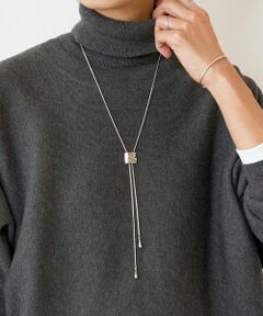 <span style="color:#f39c12;">追加予約検討中です。<br />再入荷リクエスト・お気に入り登録をしてお待ちください。<br /><span style="font-size:8px;">※ご希望に添えない場合もございます。予めご了承ください。</span></span><br /><br /><span style="color:#f39c12;">■アイテム</span><br />シンプルながらも存在感のあるラリエットネックレス。<br />繊細な輝きを放つベネチアンチェーンに、両端には滴型のパーツをあしらいました。<br />パーツ表面には削り出したようなニュアンスのある凹凸加工を施し、光を受ける角度によって豊かな表情を見せます。<br />スクエア型のスライダーパーツで長さを自在に調整でき、幅広いスタイリングに合わせやすいデザインです。<br /><br /><span style="color:#f39c12;">■素材</span><br />チェーン・金属パーツ：合金、樹脂<br /><br />※着用時は、必ず取扱い表示・タグをご確認の上、お取り扱い下さい。<br /><br /><br /><br /><br /><span style="font-size:8px;"><span style="color:#3498db;"><strong>《予約商品について》</strong></span><br />・サンプルの為、素材情報については企画段階の情報を記載しております。公的機関での試験データ結果を受け、量産にあたり混率の変更が発生する場合がございますので、ご了承くださいませ。<br />・サンプルでの撮影、計測をしております。商品の仕様が一部変更になる場合がございます。<br />・撮影サンプル品はブランドタグがついておりません。製品にはタグがつきますので、製品の表に縫い糸が見える場合がございます。<br />・工場の生産の都合上、納期が変更になる場合がございます。検品や輸送の関係で、発送日が前後しますのでご了承ください。また、入荷状況により、お客様への発送が店頭販売より遅れる場合もございます。<br />・店頭に陳列していた商品も含まれる場合がございます。<br /><span style="color:#3498db;"><strong>《商品画像について》</strong></span><br />ご覧頂いている商品の写真につきましては、できるだけ実物の色に近くなるように努めておりますが お使いの環境（モニター、ブラウザ等）の違いにより、色の見え方が実物と若干異なる場合がございます。 予めご了承ください。<br /><span style="color:#3498db;"><strong>《商品・ブランドのお気に入り登録》</strong></span><br />【ハートをタップ】登録カラーの商品の「残りわずか」「再入荷」「値下げ」通知を受け取ることができます。<br />【各ショップアプリにてブランドフォロー】 新商品などの入荷情報、最新のニュースやお得な情報を受け取ることができます。</span><BR>