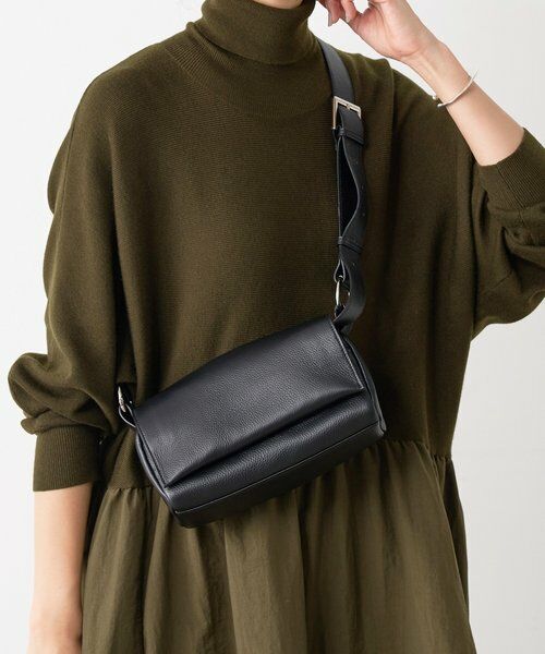 新品　タグ付き　BEARDSLEY トープ レザーボディバッグ ビアズリー BEARDSLEY レザーボディバッグ （taupe