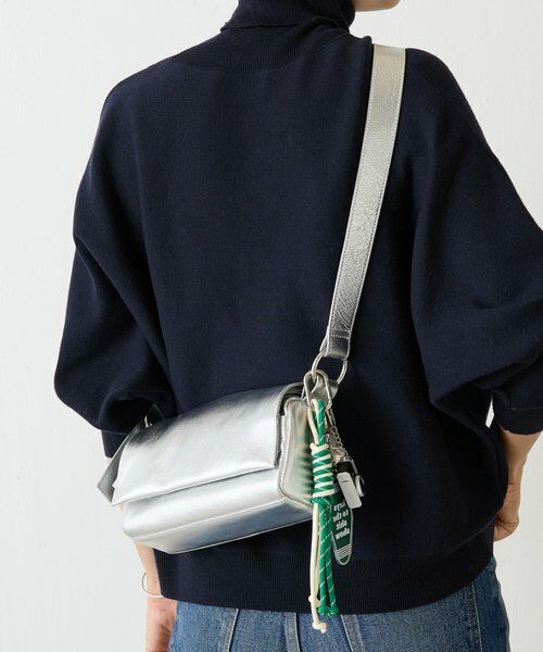 ★min0000さま専用★【新品タグ付】ビアズリー レザーボディバッグ シルバー ☆min0000さま専用☆【新品タグ付】ビアズリー レザーボディ