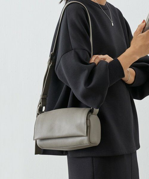 ビアズリー　レザーボディバッグ　グレイッシュベージュ　トープ ビアズリー BEARDSLEY レザーボディバッグ （taupe