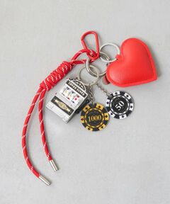 ■アイテム<br />カメラ&times;カセット、エッフェル塔&times;ノートルダム大聖堂など、遊び心たっぷりののチャームを組み合わせたキーホルダー。<br />カラビナでバッグ、ポーチなどに取り付けられ、チャーム部分もリング毎に取り外し可能、<br />スマホホルダーが付いているので、スマートフォンとケースの間に挟むだけで簡単に装着できます◎<br /><br />【グリーン/TANIGUCHIコメント】Instagram：@beardsley_tani<br />私、斜めがけバッグとサブバッグを持つことが多いのですが、よく鍵を探してしまうんです。<br />そこでサブバッグに付けられる可愛いキーホルダーが欲しくて、今回作っていただきました。<br />カラーは昔から大好きなグリーンをセレクト。バッグもグリーンを選ぶことが多いくらい好きな色なんです。<br />小物として取り入れると意外と映えるのに、コーディネートには自然に馴染むのも魅力。<br />そのバランスが好きで、このカラーを選びました。<br /><br />【レッド/FURUKAWAコメント】Instagram：@beardsley_furukawa<br />今回のコラボではボディバッグも作らせていただいたのですが、そちらと合わせてコーディネートしたら素敵だなと思い、差し色として映える赤を選びました。<br />日ごろからいろんなものに&ldquo;ラブ&rdquo;を感じる私だから、数あるパーツの中から大好きなハートをベースに、メインカラーには赤を選びました。<br />そこに、遊び心のあるスロットと裏表で表情が変わるメダルチャームを組み合わせて仕上げました。<br />スロットは実際に回せる仕様なので、ご家族やお友達と一緒に遊びながら、思わずクスッと笑顔になれる仕掛けに。<br />それぞれのパーツは取り外し可能なので、その日の気分やコーディネートに合わせてアレンジを楽しんでいただけます♪<br /><br />【ブラック/TANAKAコメント】Instagram：@naturo_bea0126<br />前回コラボさせていただいたドットのボディバッグを、さらにかわいく楽しんでいただけるようなチャームを作りました！<br />こだわったのは&ldquo;組み合わせ&rdquo;。派手すぎず、大人っぽさのあるデザインにしたくて選んだのは、ビアズリーを象徴する黒い「B」と、テーマでもあるパリのアトリエをイメージしたパリパーツです。<br />さらに、自分らしさを出すためにベースは黒。そこに少しの女子心を込めて、カラビナといびつなハートをプラスしました。<br />気に入っていただけたら嬉しいです！<br /><br />■仕様<br />【Green】TANIGUCHIコラボ<br />プレート4&times;9cm/カメラ3&times;4cm/網み紐長さ22cm/カセット3.8&times;2.3cm/鍵2.3&times;9cm/全長24.5cm/重さ：90g<br /><br />【Red】FURUKAWAコラボ<br />ハート7.3&times;6.5cm/スロット3.7&times;5.4cm/網み紐長さ24.5cm/丸プレート3.8cm/全長26.5cm/重さ：64g<br /><br />【Black】TANAKAコラボ<br />Ｂチャーム4.5&times;5.5cm/太紐長さ19.5cm/細紐長さ19.5cm/ハート3.3&times;3.5cm/エッフェル塔3.3&times;5.8cm/ノートルダム大聖堂3&times;3cm/Paris2.3&times;1.3cm/全長25cm/重さ：60g<br /><br /><br /><br />▲ブログでご紹介<br /><br /><br /><br /><br />《商品について》<br />・サンプルでの撮影、計測をしております。商品<BR>