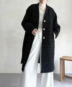■アイテム<br />さりげなく織り込まれたラメ糸がキラリと光るツイード生地のコート。<br />モノトーンの糸でチェック柄を表現しているので、落ち着きのある印象に。<br />裏地つきで滑り良く着られ、両サイドにポケットが付いていて、機能性も抜群。<br />衿元はノーカラーで、ネックラインがVラインになり、お顔周りがすっきりとしており、<br />フロントボタンは内側にスナップ仕様にしていることで上品にまとまるので<br />オケージョンにも使えるアイテムです。<br /><br />■素材・洗濯表示<br />素材<br />表地：毛72％ ポリエステル17％ 綿6％ ナイロン4％ アクリル1％<br />裏地：ポリエステル100％<br /><br />洗濯表示：ドライクリーニング（石油系・弱い処理）<br /><br />※着用時・洗濯時は、必ず取扱い表示・タグをご確認の上、お取り扱い下さい。<br /><br />----------------------------------<br />伸縮性：なし<br />光沢：あり<br />厚み：ふつう<br />透け感：なし<br />裏地：あり<br />ポケット：あり<br />ファスナー：なし（ボタン仕様）<br />----------------------------------<br /><br /><br /><br /><br /><br />《お取り扱い上のご注意》<br />・タンブル乾燥不可<br />《予約商品について》<br />・サンプルの為、素材情報、洗濯表示については企画段階の情報を記載しております。公的機関での試験データ結果を受け、量産にあたり混率や洗濯方法の変更が発生する場合がございますので、ご了承くださいませ。<br />・サンプルでの撮影、計測をしております。商品の仕様が一部変更になる場合がございます。<br />・撮影サンプル品はブランドタグがついておりません。製品にはタグがつきますので、製品の表に縫い糸が見える場合がございます。<br />・工場の生産の都合上、納期が変更になる場合がございます。検品や輸送の関係で、発送日が前後しますのでご了承ください。また、入荷状況により、お客様への発送が店頭販売より遅れる場合もございます。<br />・店頭に陳列していた商品も含まれる場合がございます。<br />《商品画像について》<br />ご覧頂いている商品の写真につきましては、できるだけ実物の色に近くなるように努めておりますが お使いの環境（モニター、ブラウザ等）の違いにより、色の見え方が実物と若干異なる場合がございます。 予めご了承ください。<br />《ハートをタップして商品のお気に入り登録》<br />【ハートをタップ】登録カラーの商品の「残りわずか」「再入荷」「値下げ」通知を受け取ることができます。<br />【各ショップアプリにてブランドフォロー】 新商品などの入荷情報、最新のニュースやお得な情報を受け取ることができます。<BR>