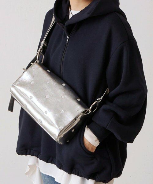 BEARDSLEY / ビアズリー ショルダーバッグ | ドットボディバッグ（シルバー）