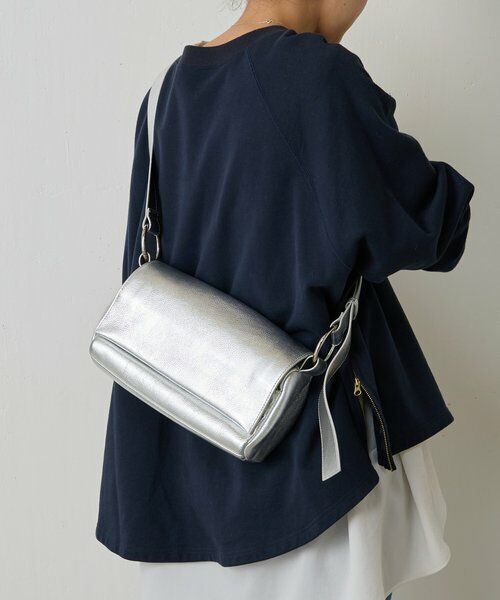 BEARDSLEY / ビアズリー ショルダーバッグ | レザーボディバッグ（シルバー）