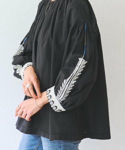 BEARDSLEY / ビアズリー シャツ・ブラウス | マルチカラー刺繍ブラウス（ブラック）