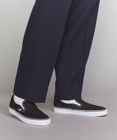 クラシックラインの代表モデル「CLASSIC SLIP-ON」。<br>脱ぎ履きがスムーズなサイドゴア付きのスリッポンシューズ。<br>サイドにピスネーム、踵にOFF THE WALLロゴをレイアウト。<br>シンプルなソリッドカラーで幅広いコーディネートやシーンに活躍します。<br><br><b>＜VANS＞</b><br> 1966年、南カリフォルニアを拠点にカジュアルフットウェア及びアパレル製造として開発された＜VANS（バンズ）＞ 創業者ポール・ヴァン・ドーレンが一番最初に作ったモデル「AUTHENTIC」は、スケートボードブーム時よりスケーターには欠かせないアイテムとして、 現在も高い人気を誇っています。<br><br>※包装紙および箱の破損につきましては、商品に不良が無い場合に限り発送させていただいております。あらかじめご了承ください。<br><br><font color=purple>店舗へお問い合わせの際は、全国のBEAUTY & YOUTH各店舗まで下記の品名/品番をお申し付け下さい。<br>品名：VANS SLIP-ON  品番：1431-499-7985</font>