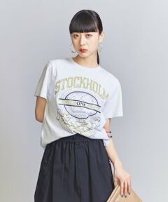 <p><strong>配色が目を引く、＜WAVE UNION＞ストックホルムTシャツ。</strong></p><br>■デザイン<br>1972年にスウェーデンのストックホルムで開催された国連人間環境会議、通称「ストックホルム会議」をモチーフにしたデザイン。<br>程よいゆとりのあるサイズ感は、ジャケットやカーディガンのインナーにも活躍。<br>ライトグレーのボディにイエローのロゴがポイントになった、大人のTシャツです。<br><br>■コーディネート<br>トレンドのダメージデニムを合わせるのが今季の気分。<br>カジュアルな定番ボトムから、スラックスを添えたマニッシュな装いの外しとしても様になります。<br><p style=display:none>#春服、#夏服</p><br>＜WAVE UNION（ウェーブユニオン）＞<br>2018年より韓国の釜山をベースにブランドをスタート。<br>サステナブルで持続可能なファッションに本気で取り組み、エコな素材の手配に力を注ぐのはもちろんのこと、プリント柄のモチーフも環境への配慮と共生をテーマにしたものを打ち出し、プロダクトを通して啓発的な活動を行っている。<br><br>【注意事項】<br>※商品を使用前に、タグ等に記載されている「取り扱い上の注意書き」、「洗濯表示」を必ずご確認ください。<br>※商品画像は、光の当たり具合やパソコンなどの閲覧環境により、実際の色味と異なって見える場合がございます。あらかじめご了承ください。<br>※商品の色味の目安は、商品単体の画像をご参照ください。<br><br>※画像の商品はサンプルです。<br><br>店舗へお問い合わせの際は、全国のBEAUTY & YOUTH各店舗まで下記の品名/品番をお申し付けください。<br>品名：BL WAVE/U STCHLM TEE  品番：16174995889