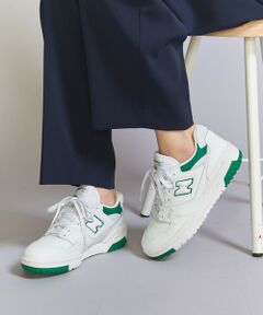 <b>適度なボリュームでスタイリッシュな存在感を発揮する、＜New Balance＞の「BB550」。</b><br><br>■デザイン<br>80年代にリリースされた競技者向けバスケットボールシューズを復刻した「BB550」。<br>足馴染みのよいホワイトのレザーアッパーにヴィンテージ感を漂わせるソールを組み合わせ、オーセンティックなルックスに仕上げた一足です。<br>＜New Balance＞のアイコン的存在のグレーに加え、クリーンでスポーティーな印象をプラスしたケリーの2色をご用意しました。<br><br>■素材<br>アッパー：天然皮革<br><br>■コーディネート<br>デニムにはもちろん、マニッシュなセンタープレス入りのきれいめパンツとの相性も抜群。<br>トレンド感がありながらも、大人のカジュアルスタイルを品よくまとめてくれる一足です。<br><br>■メーカー型番：<br>・LT.Gray：BB550SWA D WHITE/GRAY<br>・KELLY：BB550SWB D WHITE/GREEN<br><br>・Width:D<br>・ユニセックスモデル<br><br>＜New Balance＞<br>1906年に誕生してから、常により良いフィット性を追求している＜New Balance（ニューバランス）＞。<br>独自のフィッティングシステム「ウイズサイジング」をはじめ、シューズ自体の設計や構造からフィット性を最優先したシューズづくりを行っています。<br>それはどんなに優れた機能を備えていても、フィットしなければ意味がないと考えるからです。<br><br>【注意事項】<br>※商品を使用前に、タグ等に記載されている「取り扱い上の注意書き」、「洗濯表示」を必ずご確認ください。<br>※商品画像は、光の当たり具合やパソコンなどの閲覧環境により、実際の色味と異なって見える場合がございます。あらかじめご了承ください。<br>※商品の色味の目安は、商品単体の画像をご参照ください。<br><br>※シューズの重量は、シューズ本体のみ両足の重量となります。箱や付属品は計測に含まれません。<br>※商品に不良が無い場合、包装紙および箱の破損がございましても発送いたします。あらかじめご了承ください。<br>※画像の商品はサンプルです。<br><br>店舗へお問い合わせの際は、全国のBEAUTY & YOUTH各店舗まで下記の品名/品番をお申し付けください。<br>品名：SC NB BB550S◇  品番：18314997716