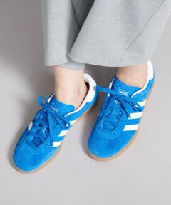 <b>＜adidas Originals＞が誇る名作、「GAZELLE」ニューカラー。</b><br><br>■デザイン<br>元々トレーニングシューズとしてそのキャリアをスタートした＜adidas Originals＞「GAZELLE」。<br>それから70年以上も力強く歩み続けてきた、スエードアッパーの軽さを特徴とする薄型クラシックシューズです。<br>新色として、キャッチーなレッドとコバルトブルーが到着しました。<br>クラシックな雰囲気がありながらも、トレンドムードを醸し出すスタイリッシュな一足。<br>カーゴパンツやスウェットパンツなどカジュアルアイテムにはもちろん、きれいめなスラックスやワイドパンツからちらりと覗かせたスタイルも今シーズンらしくおすすめです。<br><br>■素材<br>天然皮革、合成皮革<br><br>■メーカー品番：GAZELLE INDOOR<br>・RED：Jl2063<br>・COBALT：JI2061<br><br>＜adidas Originals（アディダス オリジナルス）＞<br>＜adidas Originals＞は、＜adidas＞の豊かなスポーツの伝統にインスピレーションを受け、2001年に設立されたストリートスポーツウェアブランドです。<br>＜adidas＞の歴史を継承しながら、スポーツにおける信念や創造性を、現代のユースカルチャーに反映したプロダクトを通じて、ブランドのレガシーを進化させ続けています。<br>1972年に初めて使用されたアイコニックなトレフォイルロゴをシンボルマークに、クリエイティブ な人々に支持されているアディダス オリジナルスは、ストリートカルチャーに向けたスポーツウェアブランドのパイオニアとして道を切り開き続けます。<br><br>【注意事項】<br>※商品を使用前に、タグ等に記載されている「取り扱い上の注意書き」、「洗濯表示」を必ずご確認ください。<br>※商品画像は、光の当たり具合やパソコンなどの閲覧環境により、実際の色味と異なって見える場合がございます。あらかじめご了承ください。<br>※商品の色味の目安は、商品単体の画像をご参照ください。<br><br>※シューズの重量は、シューズ本体のみ両足の重量となります。箱や付属品は計測に含まれません。<br>※商品に不良が無い場合、包装紙および箱の破損がございましても発送いたします。あらかじめご了承ください。<br><br>店舗へお問い合わせの際は、全国のBEAUTY&YOUTH各店舗まで下記の品名/品番をお申し付けください。<br>品名：SC adidas SD GAZELLE◇           品番：18314998301