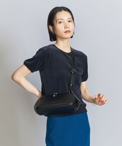 <b>レトロライクな秋顔ベロアTシャツ</b><br><br>■デザイン<br>リンガーTシャツをベースにベロア素材でお作りしたちびTシャツ。			<br>襟ぐり、袖口のバインダーを細くして、モードな雰囲気に仕上げているのがポイントです。	<br>旬の素材にコンパクトフォルムでトレンド感溢れる着こなしが叶います。<br><br>■素材<br>コットンブレンドのベロア素材。<br>ご自宅で手洗い可能な利便性も魅力です。<br><br>■コーディネート<br>シンプルにデニムであわせたカジュアルなコーデがおすすめ。<br>一枚着としてはもちろん、ジャケットなどのインナー使いにもぜひ。<br><p style=display:none>#秋服</p><br>============================<br>裏地：なし<br>透け感：なし<br>伸縮：ややあり<br>光沢感：ややあり<br>ケア方法：手洗い可・ドライクリーニング<br>============================<br><br>【注意事項】<br>※商品を使用前に、タグ等に記載されている「取り扱い上の注意書き」、「洗濯表示」を必ずご確認ください。<br>※商品画像は、光の当たり具合やパソコンなどの閲覧環境により、実際の色味と異なって見える場合がございます。あらかじめご了承ください。<br>※商品の色味の目安は、商品単体の画像をご参照ください。<br><br>店舗へお問い合わせの際は、全国のBEAUTY&YOUTH各店舗まで下記の品名/品番をお申し付けください。<br>品名：BL C/PE VELOR RINGER T 品番：16172256064