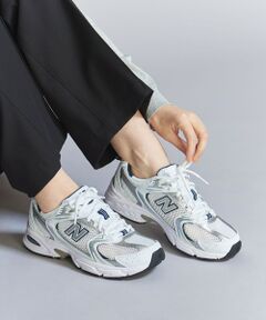 <b>レトロでクラシックなスタイルがコーデに映える＜New Balance＞「MR530」</b><br><br>■デザイン<br>2000年代に登場したフィットネスランニングシューズを洗練されたファッションアイテムとして提案したモデル「MR530」。<br>季節に映えるホワイトカラーをベースに、シックなネイビーをアクセントに加えた新色が到着しました。<br>曲線を活かした流麗なアッパーデザインとABZORB搭載のミッドソールが、日常的なスタイルのなかに快適な履き心地を実現。<br>シーズンムード漂う爽やかなルックスは、ロングスカートやショーツ、デニムやワイドパンツなどどんなコーデにも相性の良い汎用性の高い一足です。<br><br>■素材<br>アッパー：人工皮革、合成繊維<br><br>■メーカー品番：MR530SG<br>・Width:D<br>・MEN<br><br>＜New Balance（ニューバランス）＞<br>1906年に誕生してから、常により良いフィット性を追求している＜New Balance＞。<br>独自のフィッティングシステム「ウイズサイジング」をはじめ、シューズ自体の設計や構造からフィット性を最優先したシューズづくりを行っています。<br>それはどんなに優れた機能を備えていても、フィットしなければ意味がないと考えるからです。<br><br>【注意事項】<br>※商品を使用前に、タグ等に記載されている「取り扱い上の注意書き」、「洗濯表示」を必ずご確認ください。<br>※商品画像は、光の当たり具合やパソコンなどの閲覧環境により、実際の色味と異なって見える場合がございます。あらかじめご了承ください。<br>※商品の色味の目安は、商品単体の画像をご参照ください。<br><br>※シューズの重量は、シューズ本体のみ両足の重量となります。箱や付属品は計測に含まれません。<br>※商品に不良が無い場合、包装紙および箱の破損がございましても発送いたします。あらかじめご了承ください。<br>※画像の商品はサンプルです。<br><br>店舗へお問い合わせの際は、全国のBEAUTY&YOUTH各店舗まで下記の品名/品番をお申し付けください。<br>品名：SC NB*MR530SG◇ 品番：18314998282