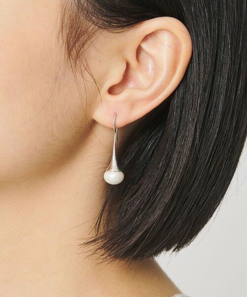 BEAUTY&YOUTH UNITED ARROWS / ビューティー&ユース ユナイテッドアローズ ピアス・イヤリング | ＜BAITS＞淡水パール スウィング ピアス（OFF WHITE）