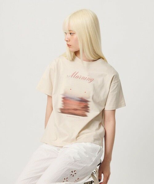 BEAUTY&YOUTH UNITED ARROWS / ビューティー&ユース ユナイテッドアローズ カットソー | 【別注】＜She is-.＞プリント Tシャツ | 詳細12