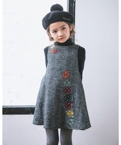 秋冬らしいシックな印象のヘリンボーン生地で仕立てた女の子用ワンピース。<br>ざっくり織ったヘリンボーンが特徴です。<br>見た目はボリュームがあるのに柔らかな素材感です。<br>手刺繍を思わすような温かみのある刺繍がこだわりのポイント。<br>贅沢に施した6色のフラワー刺繍を使って華やかでありながら落ち着いた印象を着こなしに与えます。<br>高めのウエスト位置で切り替え、タックを入れたシルエットが上品な女の子らしさを演出しています。<br>タートルニットやブラウス合わせで、様々なニュアンスの着こなしをお楽しみ頂けます。<br>エコファーケープ(1114-28007）とコーディネートしてリュスク感のある着こなしを楽しんで。<br><br>※両脇ポケット付きです。<br><br>MODEL:113cm17.8kg/着用サイズ110cm<br><br>【BeBe(べべ)】<br>"LOVE MODERN" 少しおませで、生意気なヨーロピアンカジュアルの提案。<br>時代性･流行性をとらえ、ベーシックでもワンポイントを施した遊び心、楽しさを盛り込んでいます。 <br>シンプルだけど、こだわりのあるオリジナリティーを重視しています。