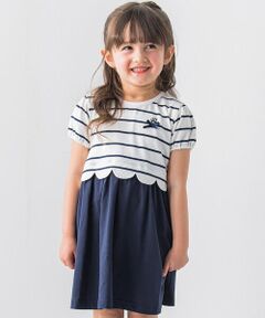 爽やかな印象の女の子用膝上丈の切替デザインワンピース。<br>ネイビー×ボーダーの組み合わせがマリンライクな夏らしい1着です。<br>上身頃の切替部分はスカラップデザインになっているところが女の子らしいデザインポイント。<br>胸元にはBeロゴ刺繍と小さなリボンをアクセントに添えました。<br>カットソー素材の着やすさと、清潔感のある表情を併せ持つ優秀デザイン。<br>1着でおしゃれが決まる、夏のお出かけシーンにぴったりなワンピースです。<br>同じ素材を使用した男児のTシャツ(1115-53129)もご用意しておりますので、男女でのお揃いコーデも可能です。<br><br>左右ポケットあり※80・90cmのみポケットはございません。<br><br><br>【4月 GIRL シーズンテーマ】<br>Ete en Provence(エテ・オン・プロヴァンス) -プロヴァンスの夏-<br>南仏プロヴァンスで過ごすバカンスをイメージしたカラーパレット。<br>一面に広がるラベンダー畑のパープル、街のあちこちに咲くブーゲンビリアのピンク、白い壁に映えるブルーの扉から色を展開します。<br><br>【BeBe(べべ)】<br>"LOVE MODERN" 少しおませで、生意気なヨーロピアンカジュアルの提案。<br>時代性･流行性をとらえ、ベーシックでもワンポイントを施した遊び心、楽しさを盛り込んでいます。<br>シンプルだけど、こだわりのあるオリジナリティーを重視しています。