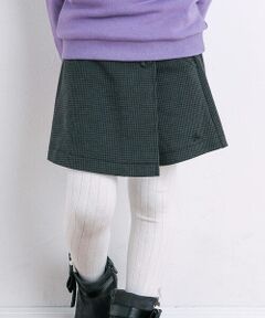 ラップ風デザインがトレンド感ある女の子用千鳥柄ショートパンツ。<br>グレー系とボルドー系の2色展開で、クラシカルな千鳥格子が冬コーデにぴったりの1枚。<br>柔らかなカットソー素材なので、小さなお子様でも履きやすいアイテムです。<br><br>ラップ部分には飾りボタンを添えてアクセントに。<br>広がりすぎないシルエットでコーデをすっきりとまとめてくれます。<br>グレー系は男の子用パンツ(1109-58026)と同柄なので男女のリンクコーデも楽しめます。<br><br>※両脇ポケット付きです。<br>※ウエストゴム仕様<br><br>【10月 GIRLシーズンテーマ】<br>パティシエ -Patissiere-<br><br>甘い香りが漂うお店でたくさんのお菓子に囲まれて働くパティシエをイメージ。<br>お菓子の包み紙をイメージした総柄をメインに、クラシカルな雰囲気でまとめたコレクション。<br>ケーブル編みのニットや手刺し風の刺しゅうで優しい雰囲気をプラス。<br><br>【2023 AW Collection】<br>Je veux devenir... -ジュ・ヴ・ドゥヴニール(わたしのなりたいもの)-<br><br>お気に入りの服を着ると、なりたい自分になれる。<br>上質でクラシカルなトラッドスタイルを自由な着こなしでアップデート。<br>私らしく進化した新しいスタンダード。<br>好きなものをいっぱい詰め込んで、“なりたい”をかなえるファッションを提案します。<br><br>【BeBe(べべ)】<br>"LOVE MODERN" 少しおませで、生意気なヨーロピアンカジュアルの提案。<br>時代性･流行性をとらえ、ベーシックでもワンポイントを施した遊び心、楽しさを盛り込んでいます。<br>シンプルだけど、こだわりのあるオリジナリティーを重視しています。