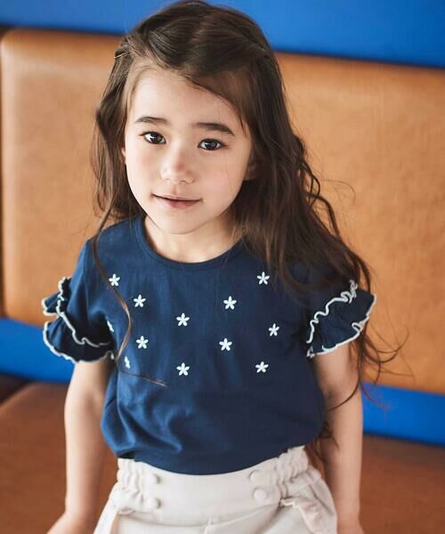 BeBe / べべ Tシャツ | フラワーシャワー刺しゅうフリル天竺半袖Tシャツ(90~150cm)（ネイビー）