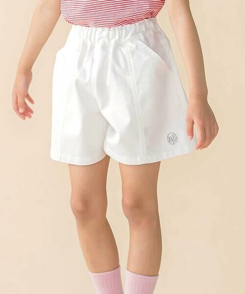 BeBe Petits Pois Vert/ベベ プチ ポワ ヴェール センター切り替えワンポイント刺しゅうデニムキュロットパンツ(95~160cm) ホワイト 130cm BeBe Petits Pois Vert/ベベ プチ ポワ ヴェール センター切り替えワンポイント刺しゅうデニムキュロットパンツ(95~160cm) ホワイト 130cm