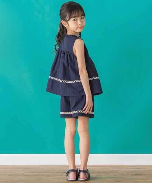 BeBe Petits Pois Vert / ベベ プチ ポワ ヴェール セットアップ | 【店舗限定】切り替えレースブラウス＋ショートパンツセットアップ(95~150cm) | 詳細2