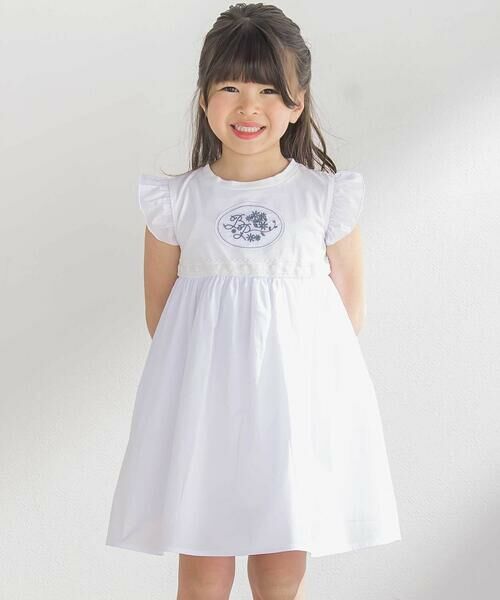 BeBe Petits Pois Vert/ベベ プチ ポワ ヴェール 袖フリルエンブレム刺しゅうワンピース(95~150cm) ホワイト 110cm BeBe Petits Pois Vert/ベベ プチ ポワ ヴェール 袖フリルエンブレム刺しゅうワンピース(95~150cm) ホワイト 110cm