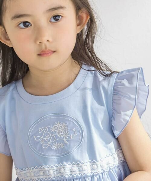 BeBe Petits Pois Vert / ベベ プチ ポワ ヴェール ミニ丈・ひざ丈ワンピース | 袖フリルエンブレム刺しゅうワンピース(95~150cm) | 詳細9