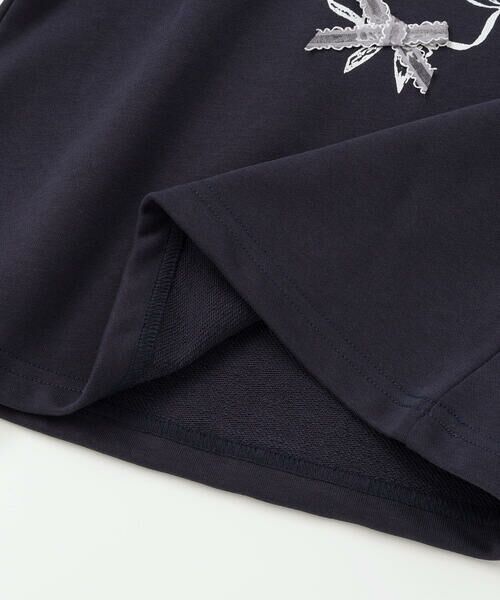 BeBe Petits Pois Vert / ベベ プチ ポワ ヴェール スウェット | 【店舗限定】ハートリボンプリント裏毛長袖トレーナー(95~150cm) | 詳細12