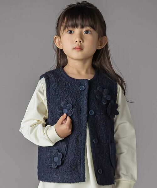 BeBe Petits Pois Vert/ベベ プチ ポワ ヴェール 花モチーフシープボアベスト(95~150cm) ネイビー 100cm BeBe Petits Pois Vert/ベベ プチ ポワ ヴェール 花モチーフシープボアベスト(95~150cm) ネイビー 100cm