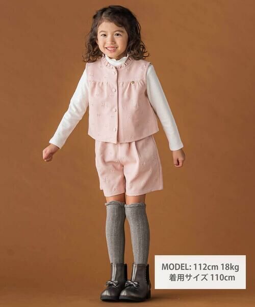 BeBe Petits Pois Vert / ベベ プチ ポワ ヴェール その他トップス | 【店舗限定】型押し花柄ベスト+ショートパンツセットアップ(95~150cm) | 詳細1