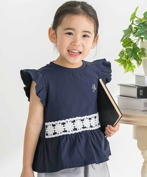 BeBe Petits Pois Vert / ベベ プチ ポワ ヴェール Tシャツ | フラワーレース切替フリルスリーブＴシャツ(95~160cm)（ネイビー）