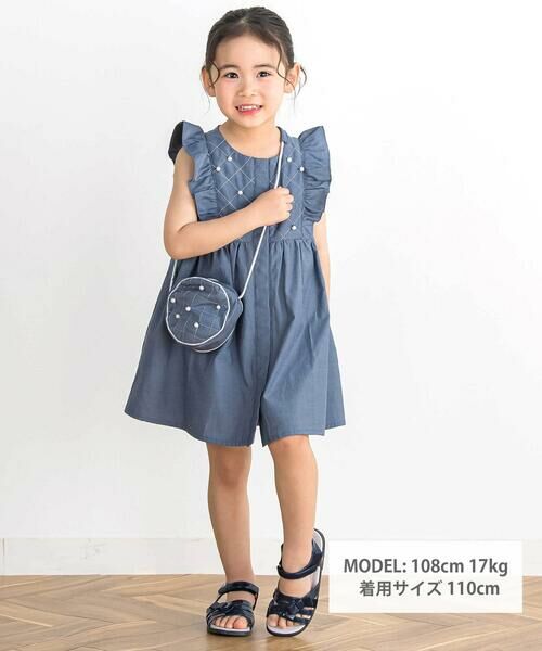 BeBe Petits Pois Vert / ベベ プチ ポワ ヴェール その他トップス | 【店舗限定】パール付きフリルショルダー ギャザーワンピース+ポシェットセット(95〜150cm) | 詳細1