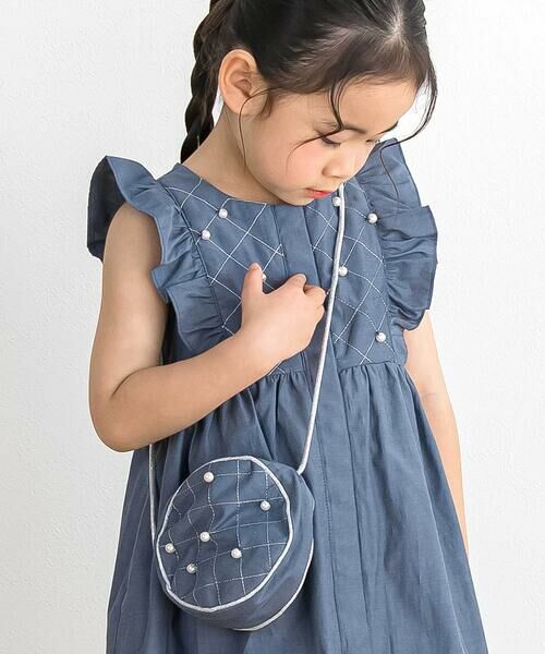 BeBe Petits Pois Vert / ベベ プチ ポワ ヴェール その他トップス | 【店舗限定】パール付きフリルショルダー ギャザーワンピース+ポシェットセット(95〜150cm) | 詳細3