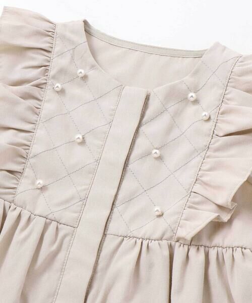 BeBe Petits Pois Vert / ベベ プチ ポワ ヴェール ミニ丈・ひざ丈ワンピース | 【店舗限定】パール付きフリルショルダー ギャザーワンピース+ポシェットセット(95〜150cm) | 詳細21