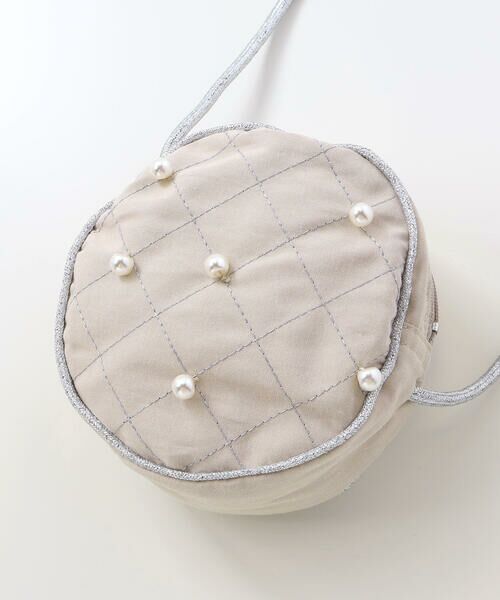 BeBe Petits Pois Vert / ベベ プチ ポワ ヴェール ミニ丈・ひざ丈ワンピース | 【店舗限定】パール付きフリルショルダー ギャザーワンピース+ポシェットセット(95〜150cm) | 詳細22