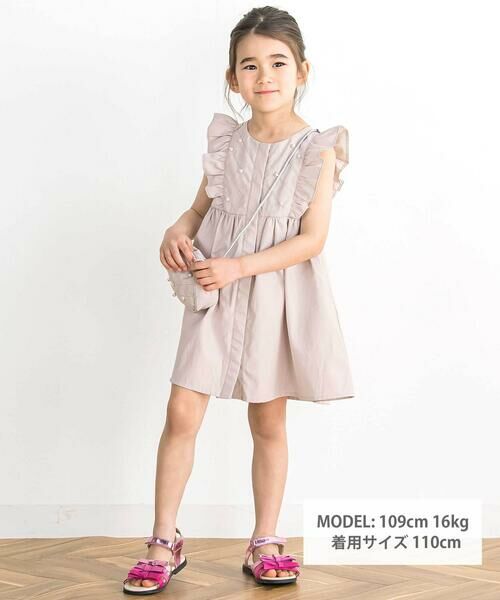 BeBe Petits Pois Vert / ベベ プチ ポワ ヴェール ミニ丈・ひざ丈ワンピース | 【店舗限定】パール付きフリルショルダー ギャザーワンピース+ポシェットセット(95〜150cm) | 詳細15