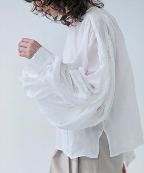 25SS 今季 ベイジ ポリーヌ タックギャザーリネンボリュームブラウス BEIGE，(ベイジ)の【洗える】PAULINE / タックギャザーリネン
