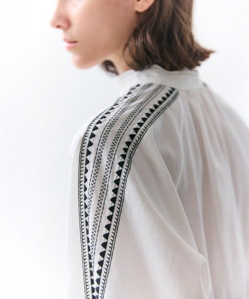 BEIGE, / ベイジ, シャツ・ブラウス | AXI / 刺繍ステッチ ドルマンスタンドブラウス | 詳細1