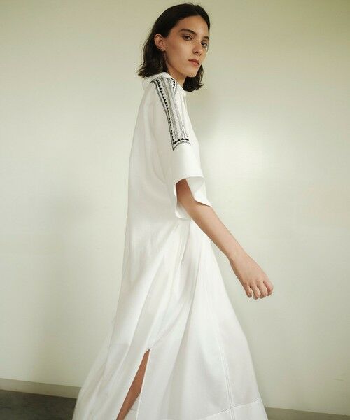 BEIGE, / ベイジ, ドレス | AXI / 刺繍ステッチ ドルマンロングドレス | 詳細1