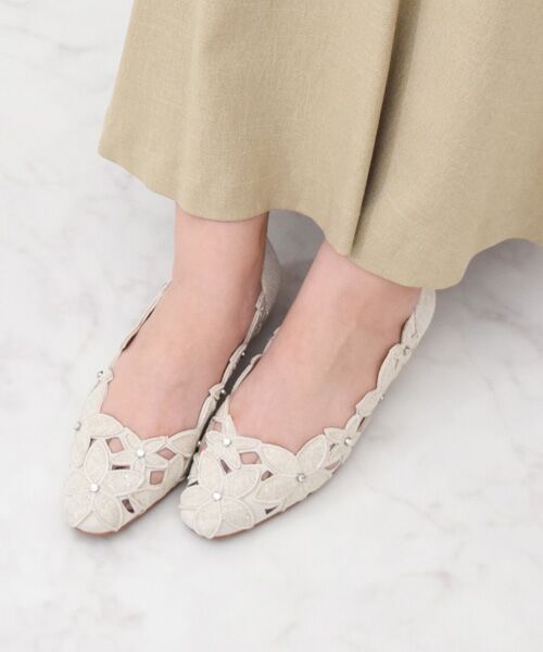 Bridget Birkin / ブリジットバーキン パンプス | 【Bridget Birkin】フラワーカットワークラメパンプス(アイボリー雑材)