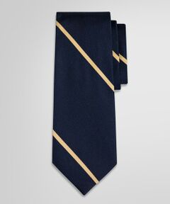 <b>トラッドに造詣の深い日本の著名人や文化人とタッグを組みブルックス ブラザーズブランドを通して新しく提唱するカプセルコレクション＜JAPAN TRAD.＞</b><br /><br />第一弾では、大手セレクトショップBEAMSのメンズドレスレーベルBEAMSＦのディレクションを手がける西口修平氏をゲストエディターに迎えました。同氏が長年想いを馳せたブルックスブラザーズのシグネチャーアイテムをベースに、国内トップクラスの工房にて生産された「JAPAN TRAD. Edited by S. Nishiguchi BEAMS F Director」コレクションは、厳選された素材、信頼された縫製技術、そして同氏の感性を取り入れたオーセンティックかつモダンなアイテムで編集されており、本物を愛する大人のためのラインナップとなっています。<br /><br />ジャガードレップタイ生地の生産を長きに渡り委託していた英国バーナーズ社のレシピを、同じく英国のスティーブンウォルターズ社で再現しました。<br />しっかりと打ち込まれた英国レップは弾力とぬめりがあり、締めやすく解けにくい締め心地、シワの戻りも早い特性を持っています。手縫いにこだわった日本製です。<br />西口氏が特にこだわったポイントは、ブルックス ブラザーズの代表的なBB#3（バーストライプ）をベースとしながら大胆に柄のピッチ、太さを変更し新鮮さを出したことです。<br />さらにブルックス ブラザーズではあまり見受けられないブラックを基調としたカラーを、新たな提案として追加しました。<br />クラシカルでありながらも、少しのアレンジでこれだけモダンに見えてくるということを感じていただきたいネクタイのバリエーションです。<br /><br />＜西口修平氏 プロフィール＞<br />大阪府生まれ。BEAMSＦディレクター。<br />古着店やデザイナーズブランドを扱うショップで働いたのち、クラシックに関心を持ちBEAMS入社。ショップスタッフとして多くの顧客を抱える関西の名物店員に。<br />2014年より現職。現在はBEAMS Fのみならず、社外の様々なブランドのディレクションを行う。歴史を尊重しながらも時代の空気感を絶妙に取り入れたディレクションが好評を博している。<br />著書に『Nishiguchi's Closet』『Nishiguchi Essentials 100』など。<br /><br />※商品によって柄の配置に個体差があります。ご注文の際にお選びいただけませんので、あらかじめご了承ください。