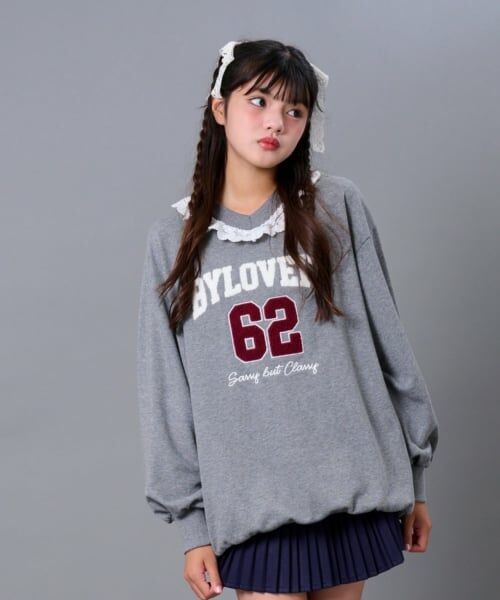by LOVEiT / バイ ラビット スウェット | レースつきナンバリングプルオーバー（グレー）